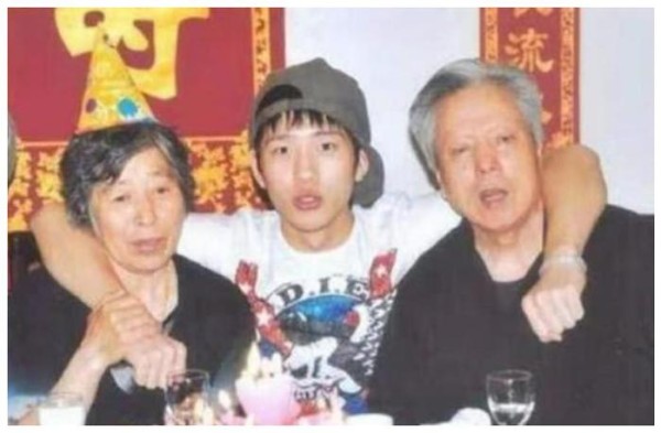 缺少母爱的四位明星，井柏然出生后被抛弃，马天宇中秋节失去母亲