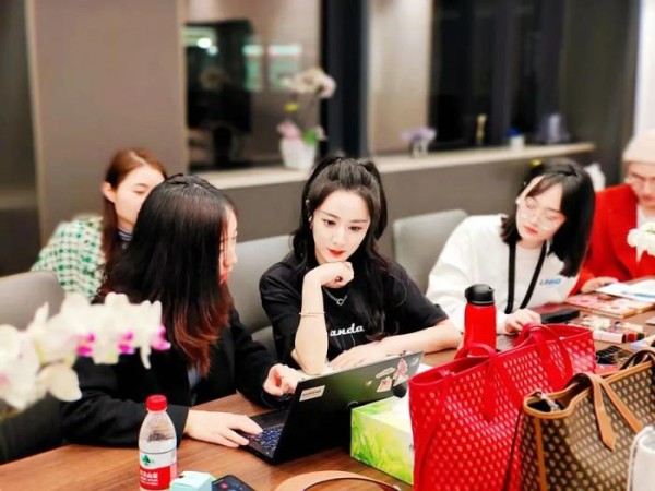 ▲工作中的薇娅(图:受访者提供)