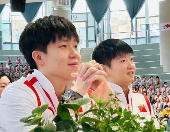 孙颖莎王楚钦到中关村三校和小学生们一起互动！青春风暴的力量