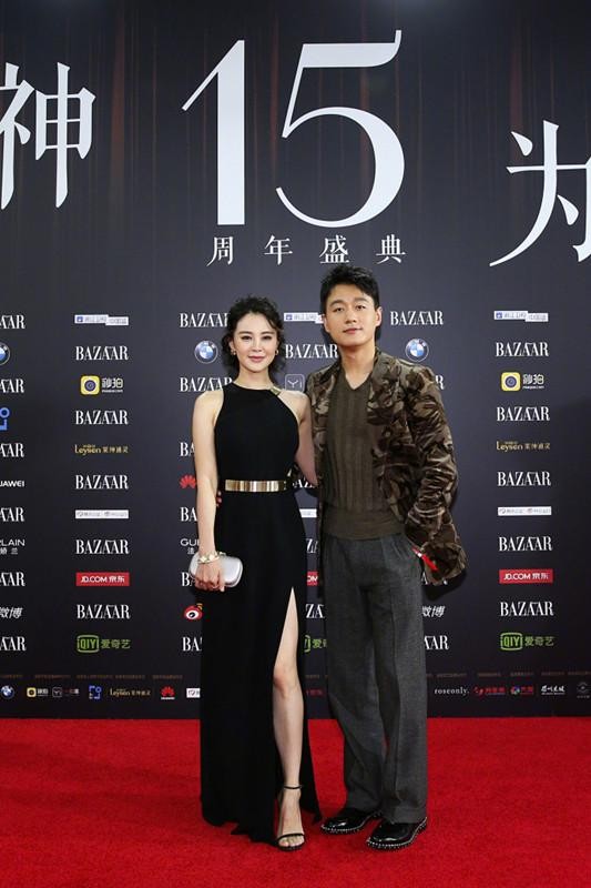 芭莎明星慈善夜，明星情侣盛装出席，哪对最亮眼？