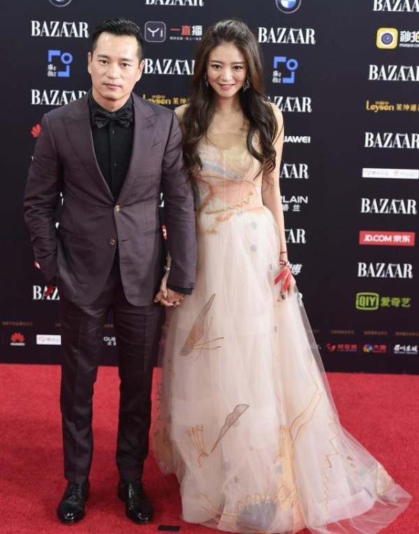 芭莎明星慈善夜，明星情侣盛装出席，哪对最亮眼？