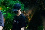 距离电视剧《陈情令》大结局已经过去了近一周的时间，19日，肖战、王一博再度相聚《陈情令》庆功宴，并同框合照。