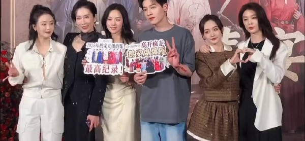 《雁回时》庆功宴上主演大合照，一家人笑得多甜