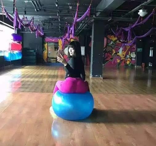 中国最美臀冠军 但和美国名媛一比 这就是妹妹呀