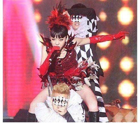 从大腕到县城卖唱：面对“肮脏的”娱乐圈，吴莫愁彻底输了
