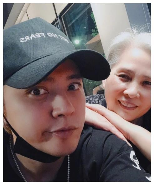 罗志祥分手事件后与妈妈首次同框！陪儿子打球气色好打破病重传闻
