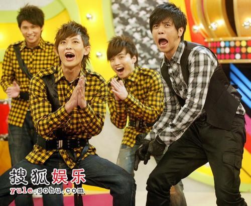 罗志祥（右一）与「棒棒堂」师弟一起表演「一枝独秀」KUSO版