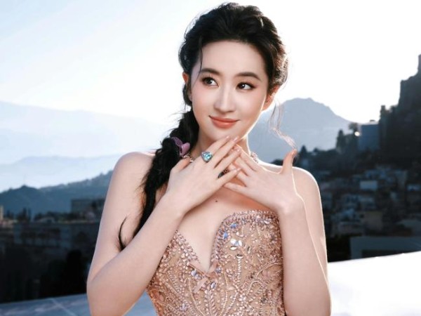 刘亦菲与Lisa在活动同框 气质对比明显