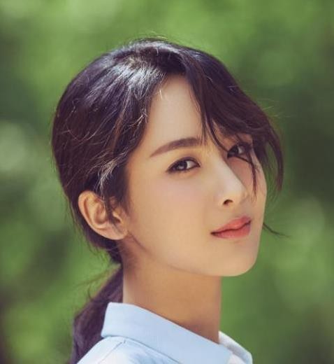 杨紫公开朋友圈，连发2条丑照，张一山、李现笑惨、张家辉捧场