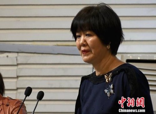 郎平闪耀体坛风云人物盛典，领奖时激动痛哭。<a target='_blank' href='http://www.chinanews.com/' >中新网</a>记者汤琪摄。