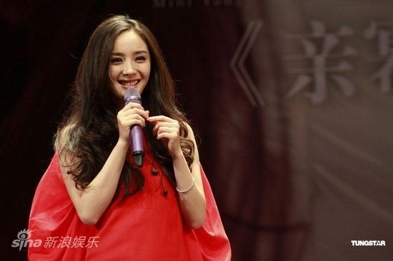 图文：杨幂推出首张专辑