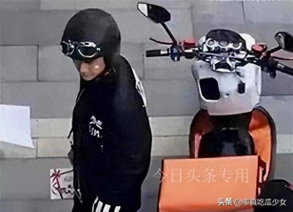蒋劲夫退圈多年近况曝光白天收破烂晚上送外卖，被拍立马戴口罩
