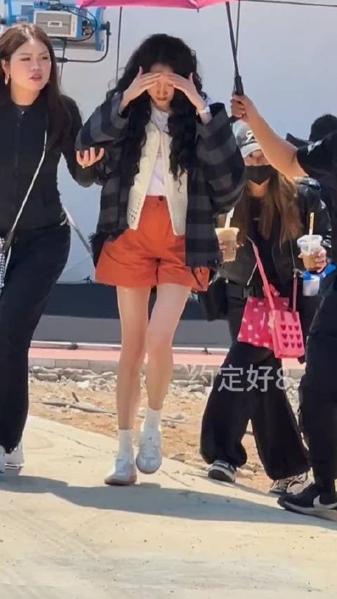 关晓彤，李昀锐最新今日路透图，都是大长腿啊！