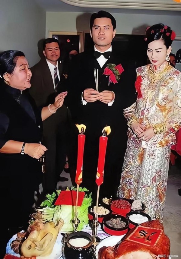1996年，香港明星吕良伟与邝美云结婚现场的照片