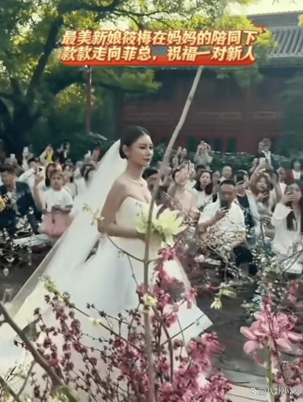 汪小菲婚礼现场曝光，张兰和前夫合体，马筱梅和汪小菲牵手很甜蜜