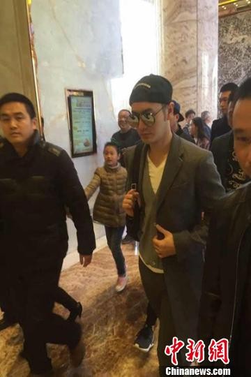 26日，影视明星黄晓明抵达富少举办婚礼的酒店。　陆建国　摄