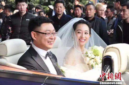 26日，新郎陈栋和新娘姚婷婷乘坐劳斯莱丝抵达婚礼现场。　陆建国　摄