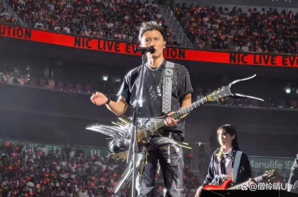谢霆锋演唱会含泪唱与王菲定情曲