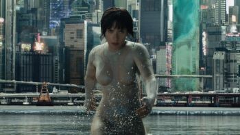 「黑寡妇」史嘉蕾乔韩森化身性感生化人!《攻壳机动队》大秀姣好身材