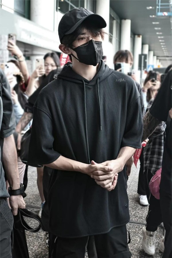 易烊千玺深圳秘密行程曝光？粉丝：哥哥终于营业了！