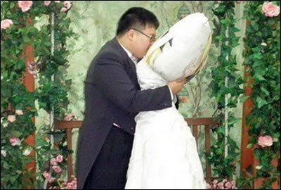 韩国男子与《魔法少女》奈叶动漫形象抱枕结婚
