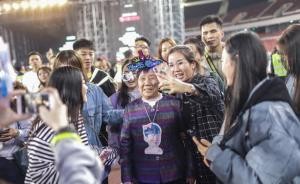 上至79岁老奶奶,下到8岁小歌迷都来听张杰<a target=