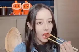 迪丽热巴直播意外翻车!粉丝刷屏“姐姐别吃了”本人回应笑翻全场图片