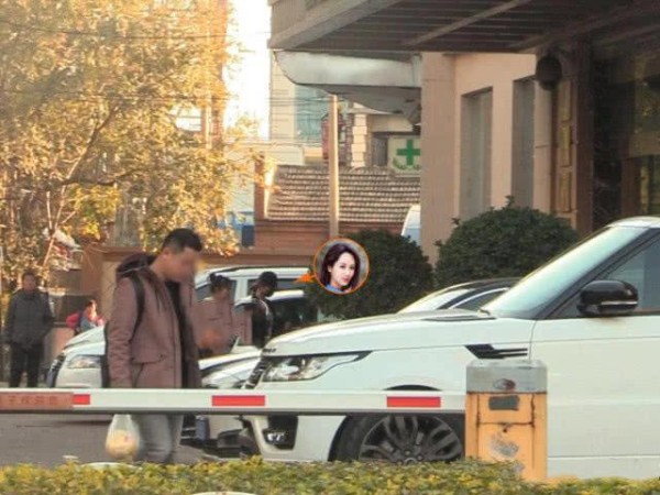 真整容了?杨紫出入整形医院被拍,工作人员辟谣:正常护肤而已