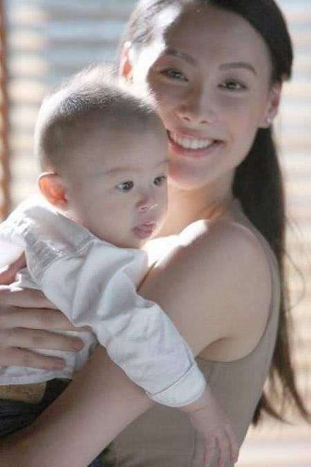 年纪轻轻就结婚生孩子的女星，白百何孙怡上榜，她被老公宠成公主