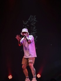 一组杨文昊高清舞台照曝光 舞台上杨文昊自带迷人魅力
