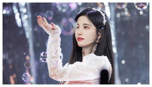 鞠婧祎到底有多高？与161cm的周深同框瞬间，揭开真实身高