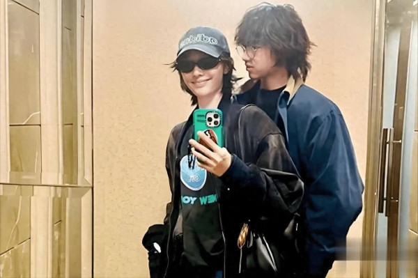 白百何儿子元宝近照曝光 身高近180与母亲同框不像母子