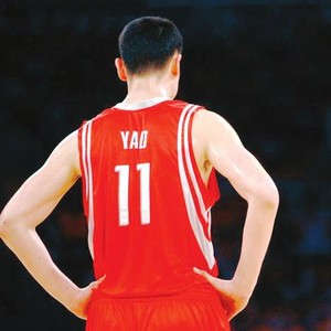中国球员在NBA首秀表现如何？状元姚明得分挂零，孙悦首秀即巅峰