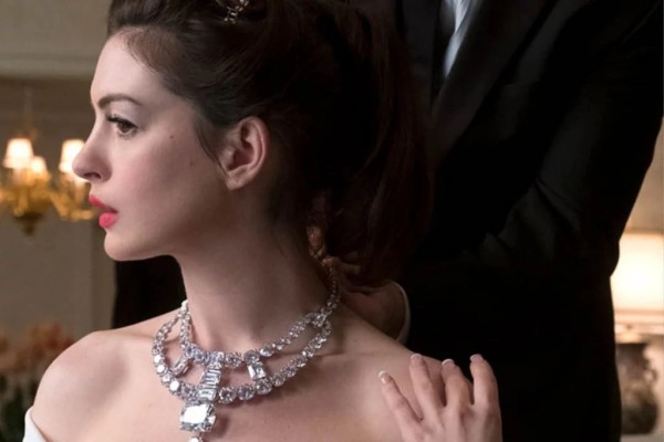 安妮·海瑟薇 (Anne Hathaway) 和《瞒天过海:美人计》上的卡地亚 (Cartier) 项链