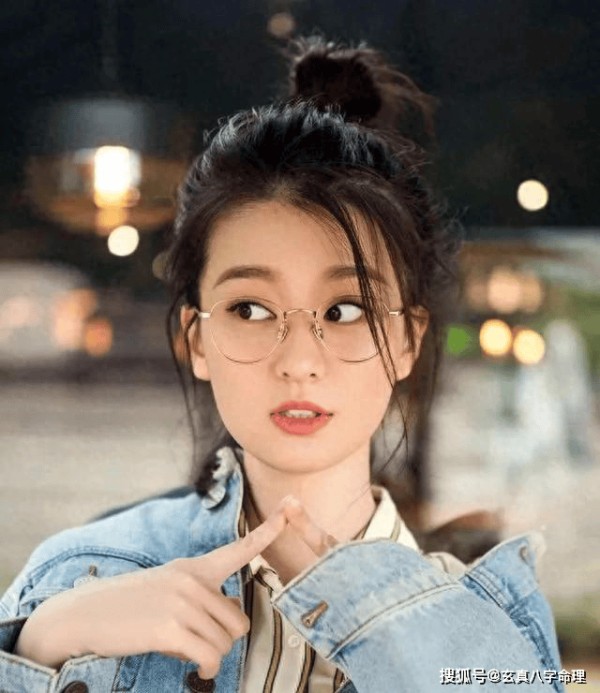 嫁给身价500亿老公，婚后乔欣头发油腻，男方坐姿曝光婚姻状态
