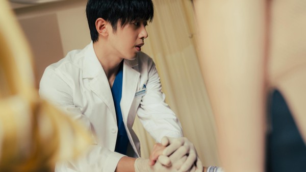 《三悦有了新工作》并不是梁靖康第一次出演医生，这也是他从小就向往的职业。  受访者供图
