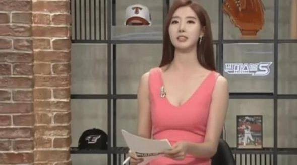 韩国娱乐圈竞争有多激烈？连节目中的女主持人，为收视率都得这么穿