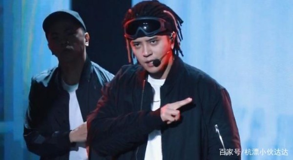 有三个明星，教育背景是“低到吓人”，他小学没毕业