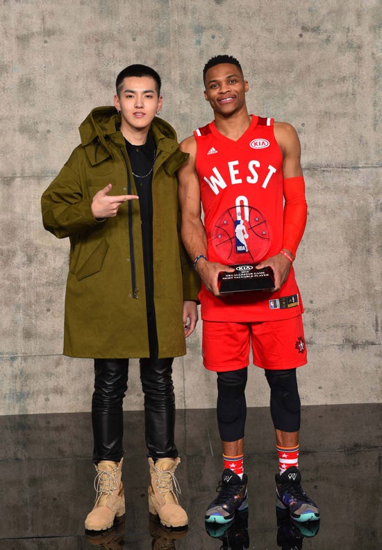 吴亦凡NBA圆梦之旅展神技能 与球星成兄弟