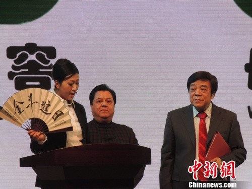 著名相声表演艺术家李金斗将自己珍藏的由中国文化报原记者、主任编辑刘彦生给书写的：日进斗金、笑口常开“的扇子捐献，现场拍价10万元。秦洁摄