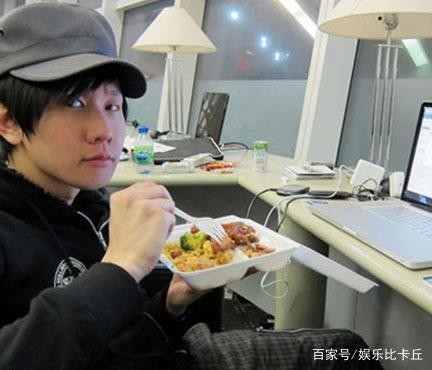明星盒饭照：杨幂调皮，关晓彤摆拍，吴京吃饭还研究戏太敬业！
