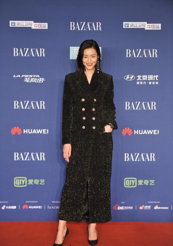 芭莎明星慈善夜，白百何刘雯都穿大衣裙，明星与超模的差距立显！