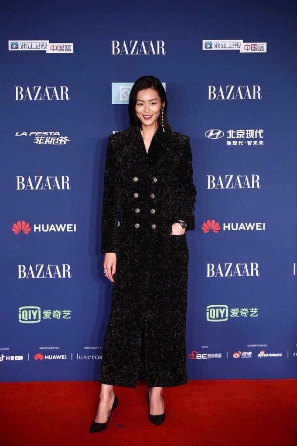 芭莎明星慈善夜，白百何刘雯都穿大衣裙，明星与超模的差距立显！