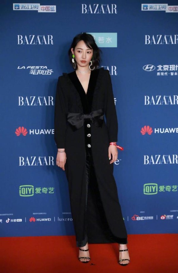 芭莎明星慈善夜，白百何刘雯都穿大衣裙，明星与超模的差距立显！