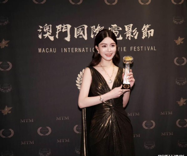 港星豪宅揭秘：2米高巨型圣诞树吸睛，嫁入豪门四年生活曝光