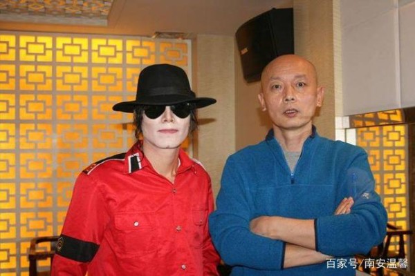 迈克尔杰克逊最像模仿者亮相戛纳，引路人围堵拍照