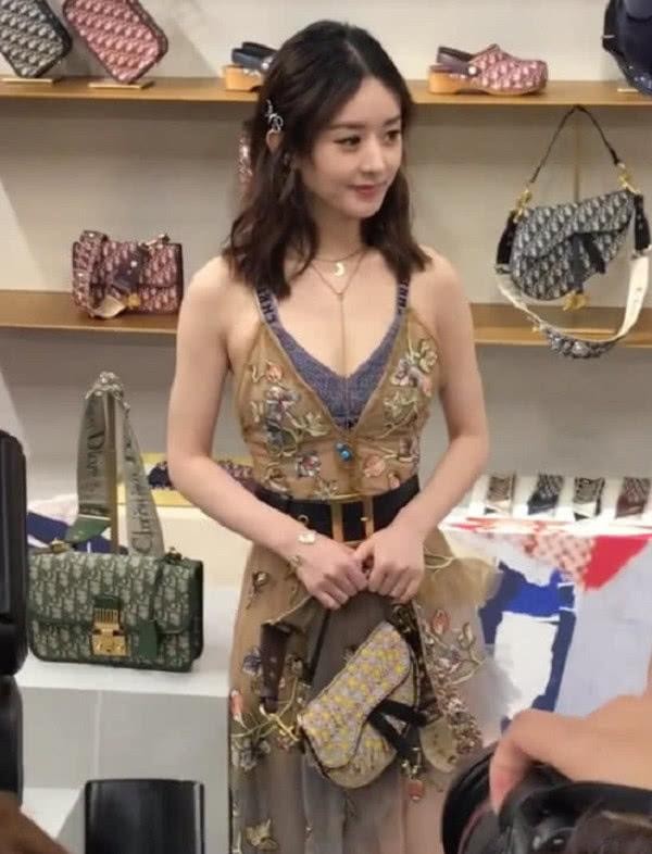赵丽颖婚后穿衣风格大变样，网友：这衣服也就颖宝能驾驭了