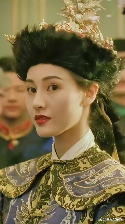 53岁李嘉欣带火“港风”穿搭，白色POLO衫+牛仔裙，洋气减龄
