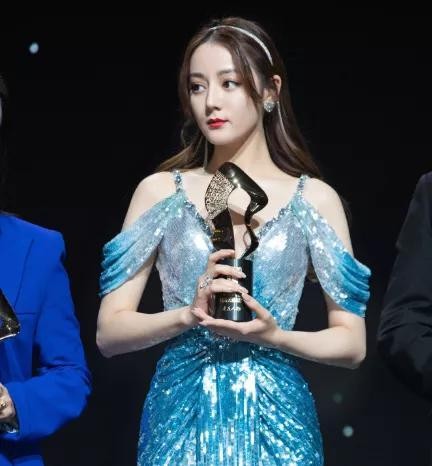 2019微博女王票选出炉，赵丽颖第四，热巴第二，杨紫遥遥领先
