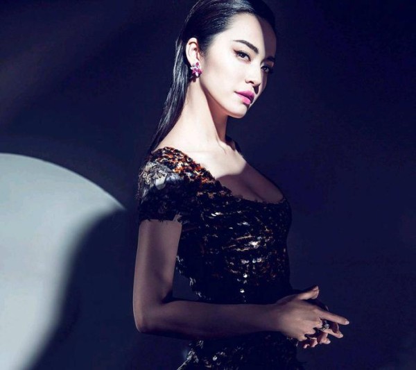 微博女王易主了，谢娜粉丝突破一亿成为新的微博女王！